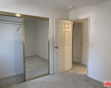 545 S Manhattan Place - Photo Thumbnail 12