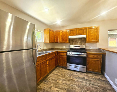 6946 1/2 Jellico Avenue - Photo Thumbnail 5
