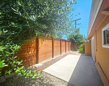 6946 1/2 Jellico Avenue - Photo Thumbnail 19