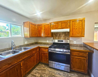 6946 1/2 Jellico Avenue - Photo Thumbnail 6