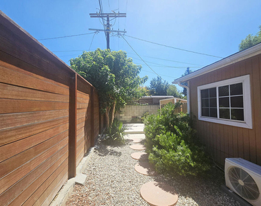6946 1/2 Jellico Avenue - Photo Thumbnail 20