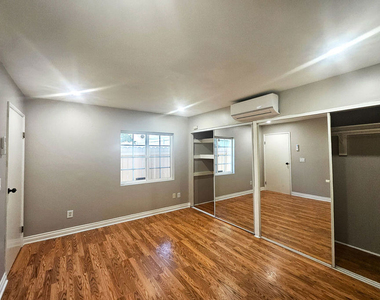 6946 1/2 Jellico Avenue - Photo Thumbnail 13