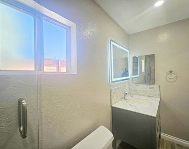 6946 1/2 Jellico Avenue - Photo Thumbnail 16