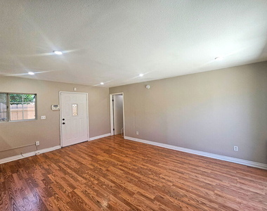 6946 1/2 Jellico Avenue - Photo Thumbnail 3