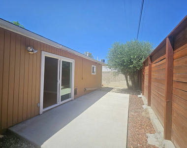 6946 1/2 Jellico Avenue - Photo Thumbnail 18