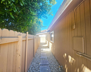 6946 1/2 Jellico Avenue - Photo Thumbnail 24