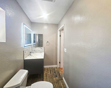 6946 1/2 Jellico Avenue - Photo Thumbnail 15