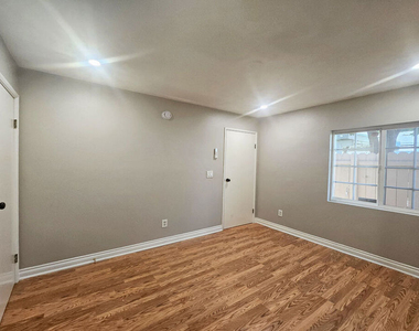 6946 1/2 Jellico Avenue - Photo Thumbnail 10