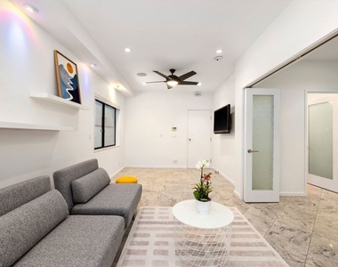 3007 Ocean Front Walk - Photo Thumbnail 20