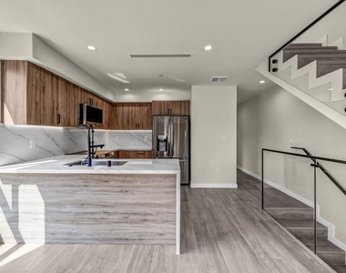 1305 N Sycamore Avenue - Photo Thumbnail 2