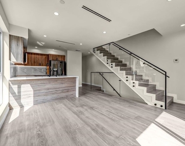 1305 N Sycamore Avenue - Photo Thumbnail 3