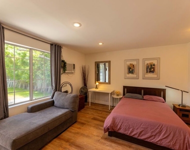 12835 Delano Street - Photo Thumbnail 3
