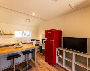 12835 Delano Street - Photo Thumbnail 4