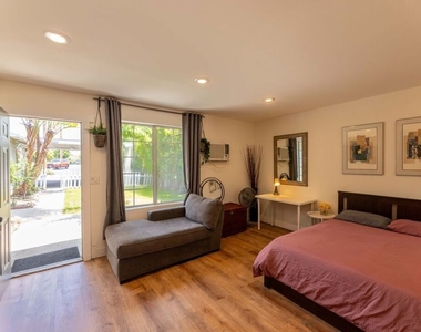 12835 Delano Street - Photo Thumbnail 6