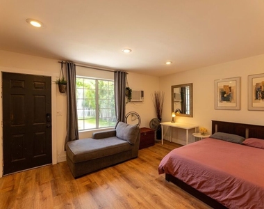 12835 Delano Street - Photo Thumbnail 7