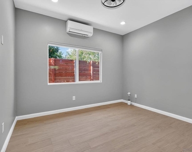 7105 Hoffman Ave - Photo Thumbnail 6