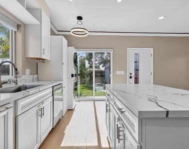 7105 Hoffman Ave - Photo Thumbnail 3