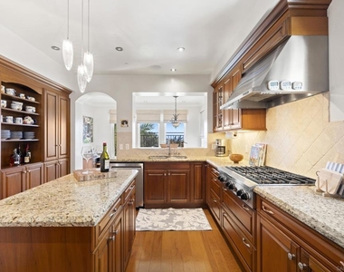1010 Genter St - Photo Thumbnail 3