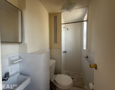 E 14th St - Photo Thumbnail 4