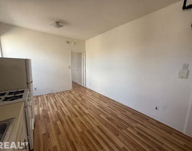 E 14th St - Photo Thumbnail 5