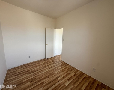 E 14th St - Photo Thumbnail 3