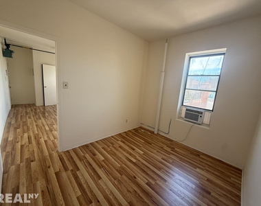 E 14th St - Photo Thumbnail 6