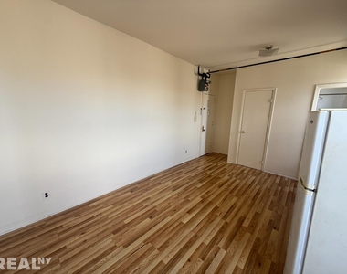 E 14th St - Photo Thumbnail 1