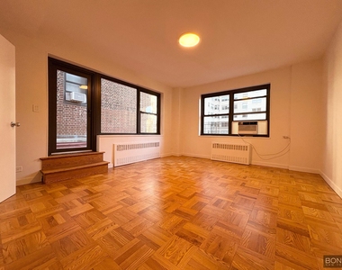 East 55th Street - Photo Thumbnail 2