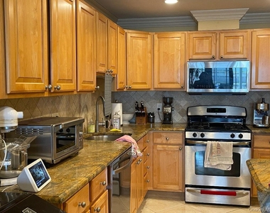 329 W Broadway - Photo Thumbnail 6