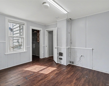 39 Spruce St - Photo Thumbnail 3