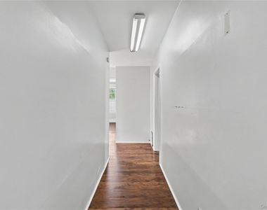 39 Spruce St - Photo Thumbnail 4