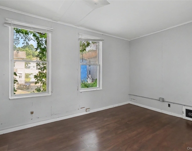 39 Spruce St - Photo Thumbnail 6