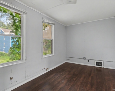 39 Spruce St - Photo Thumbnail 8
