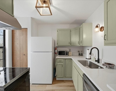 475 King St A - Photo Thumbnail 12