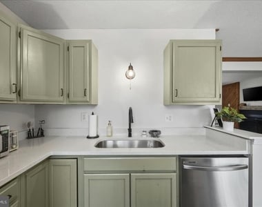 475 King St A - Photo Thumbnail 14
