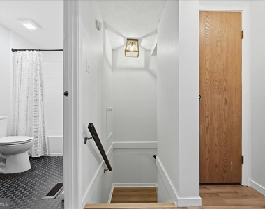 475 King St A - Photo Thumbnail 18