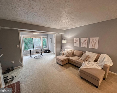 2239 Hunters Run Drive - Photo Thumbnail 7