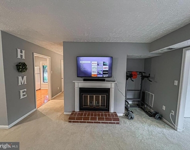 2239 Hunters Run Drive - Photo Thumbnail 4