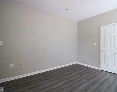 5117 Travis Edward Way - Photo Thumbnail 11