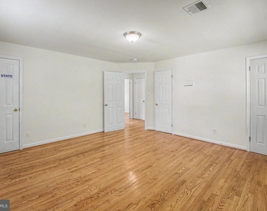 10708 Norman Avenue - Photo Thumbnail 3