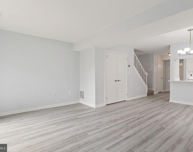 2403 S Walter Reed Drive S - Photo Thumbnail 3