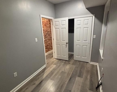 1717 Fontain Street - Photo Thumbnail 4