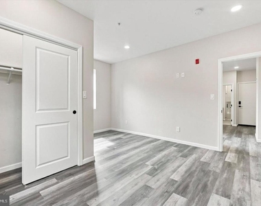 623 W Oxford Street - Photo Thumbnail 6