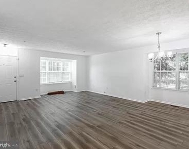 10400 Vista Gardens Drive - Photo Thumbnail 8