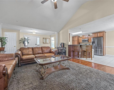 3805 Sunchase Drive - Photo Thumbnail 12
