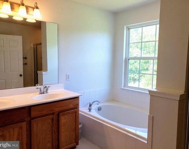 7220 Maidstone Place - Photo Thumbnail 4