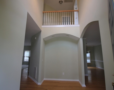 304 Peachtree Point Court - Photo Thumbnail 3