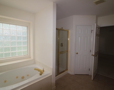 304 Peachtree Point Court - Photo Thumbnail 13