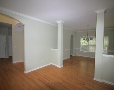 304 Peachtree Point Court - Photo Thumbnail 4