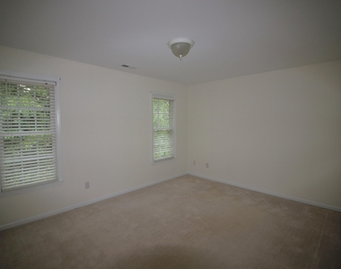 304 Peachtree Point Court - Photo Thumbnail 15